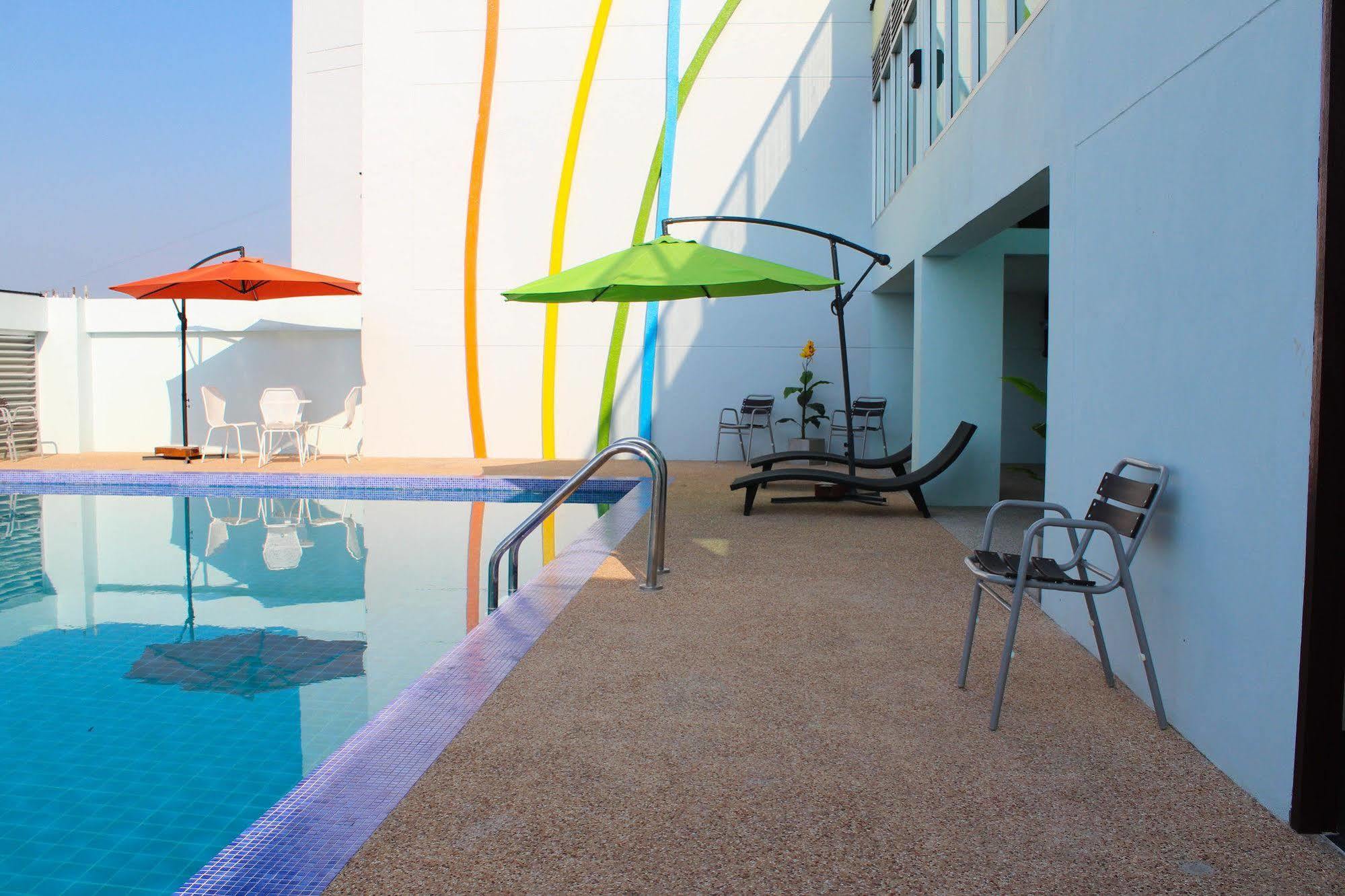42C The Chic Hotel Nakhon Sawan Eksteriør billede